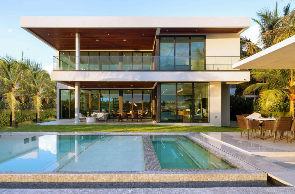 บ้าน 2ชั้น สวยๆ แบบบ้าน2ชั้น แบบบ้านสวย ที่ออกแบบในสไตล์โมเดิร์น บนเนื้อที่กว่า 11,000ตารางฟุต โดยตัวบ้านมีพื้นที่ขนาด 6,180ตารางฟุต บ้าน 2ชั้น สวยๆ ทีออกแบบโดย sdh_studio ที่ตั้งอยู่ใน Miami Beach รัฐ Florida.