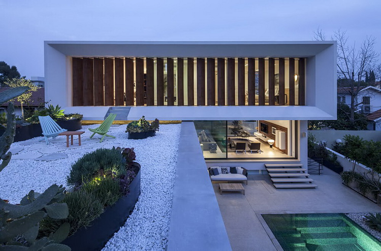 บ้านและสระว่ายน้ำ บ้านสวยและลงตัวในสไตล์โมเดิร์น